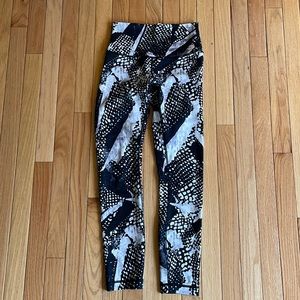 Black/white size 4 high waisted lululemon wunder under leggings